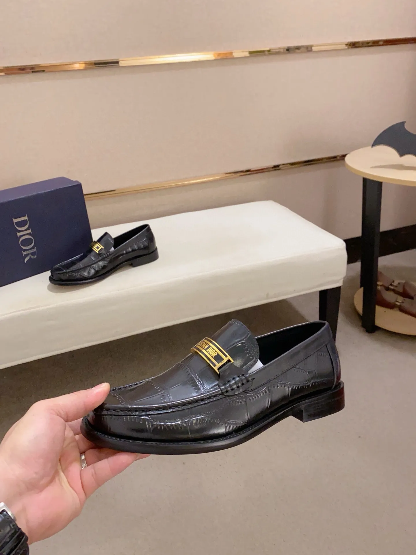 Men's shoes 💰: 560💰 High-end version of Dior Dior's new series. Famous actors and internet celebrities wear super popular designs. The sculptures of French artist Niki de Saint Phalle are designed as rings. Material: Imported original material ➕Painted cowhide Foot pads: cowhide Outsole: Rubber outsole Men's shoe size: 38~44 Can be customized to size 45